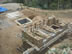 Construction des toilettes/douche du Centre communautaire. En haut à gauche : les fosses septiques. En bas à droite : les tuyaux reliant le bâtiment au réservoir d'eau